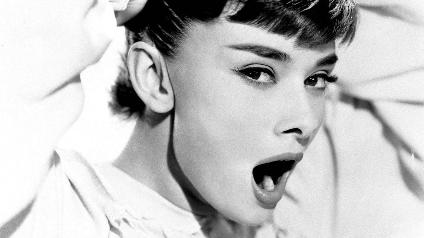 Gähnen: Schauspielerin Audrey Hepburn gähnt im Film "Roman Holiday", 1953.