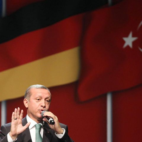 Der Präsident der Türkei, Recep Tayyip Erdogan, vor einer türkischen und einer deutschen Flagge (Archivbild)