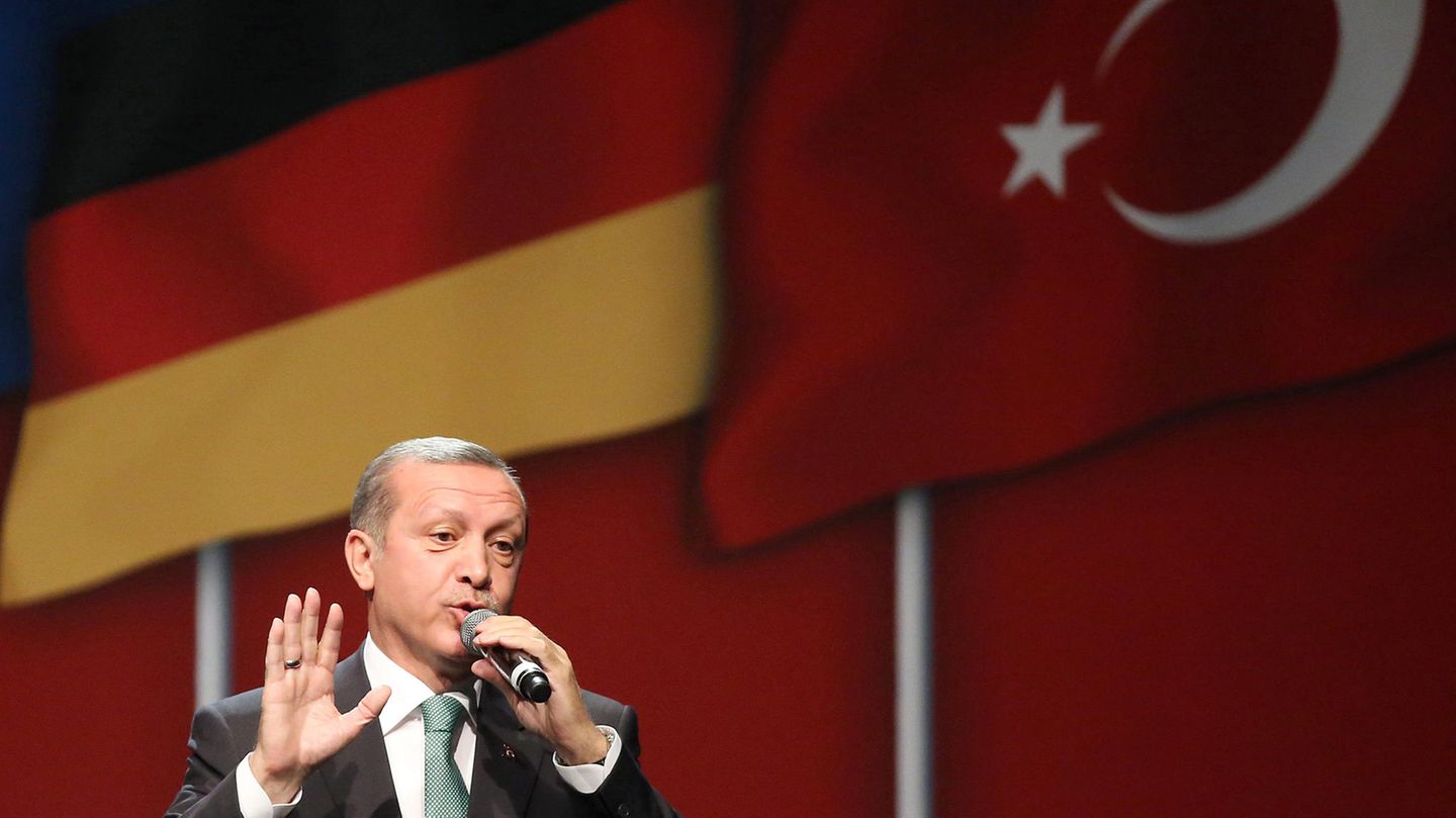 Der Präsident der Türkei, Recep Tayyip Erdogan, vor einer türkischen und einer deutschen Flagge (Archivbild)