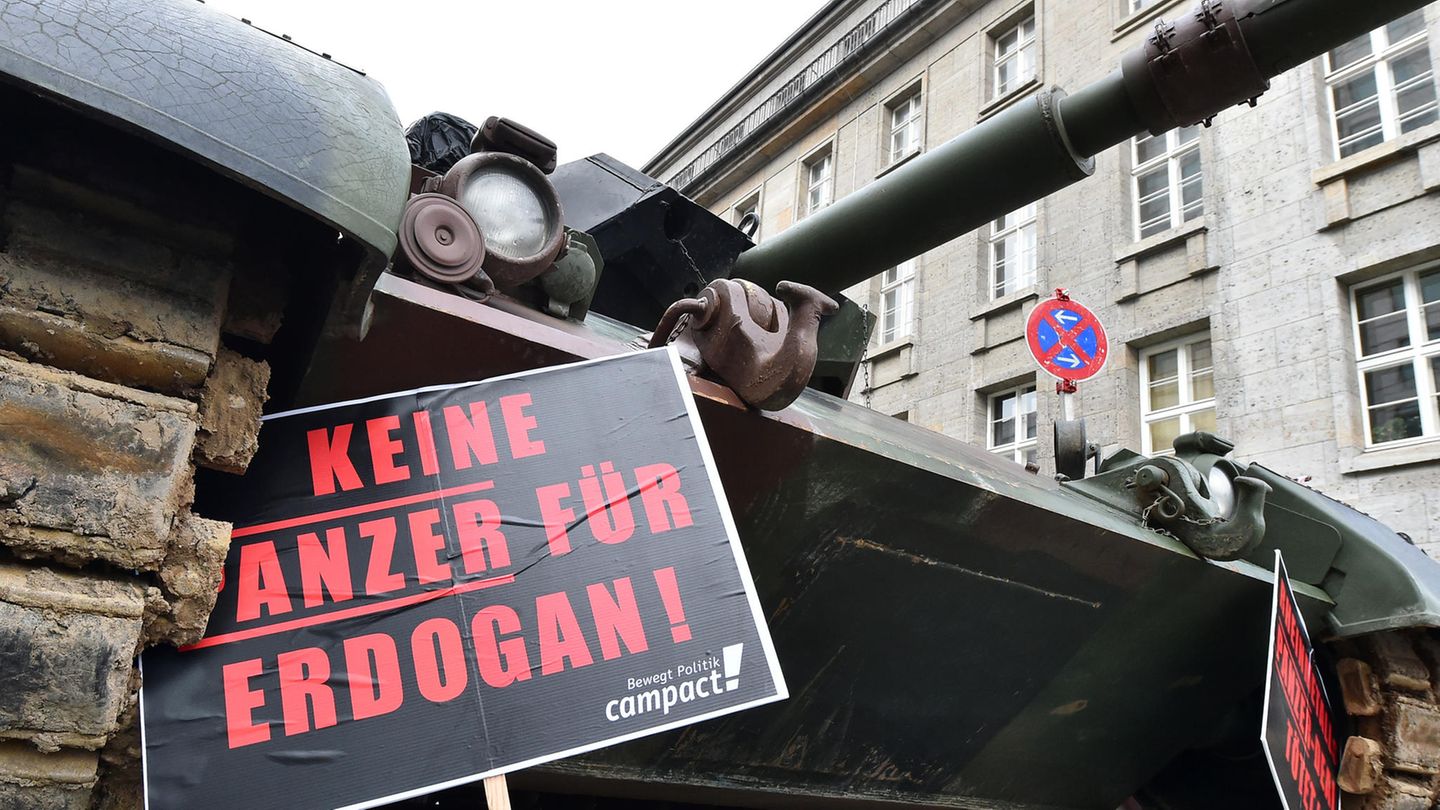 "Keine Panzer für Erdogan" steht auf einem Schild vor einem Leopard-Panzer in Berlin