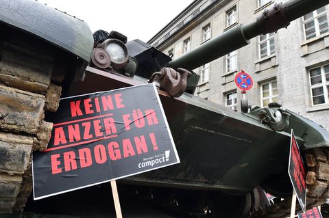 "Keine Panzer für Erdogan" steht auf einem Schild vor einem Leopard-Panzer in Berlin