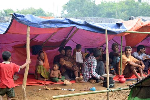 Die in Myanmar verfolgten Rohingya fliehen zu Zehntausenden nach Bangladesch