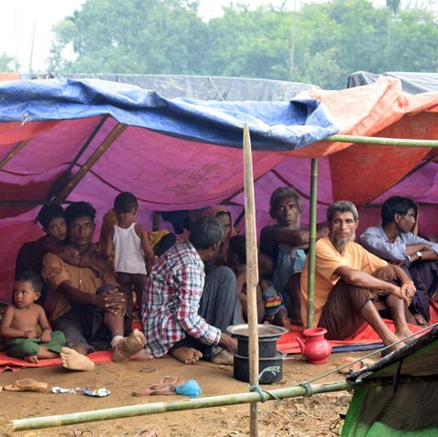 Die in Myanmar verfolgten Rohingya fliehen zu Zehntausenden nach Bangladesch
