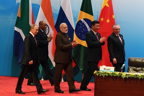 Brics-Staaten verurteilen Nordkorea: Die fünf Staatschefs der Brics-Länder gehen zu ihren Plätzen beim Gipfel in Xiamen