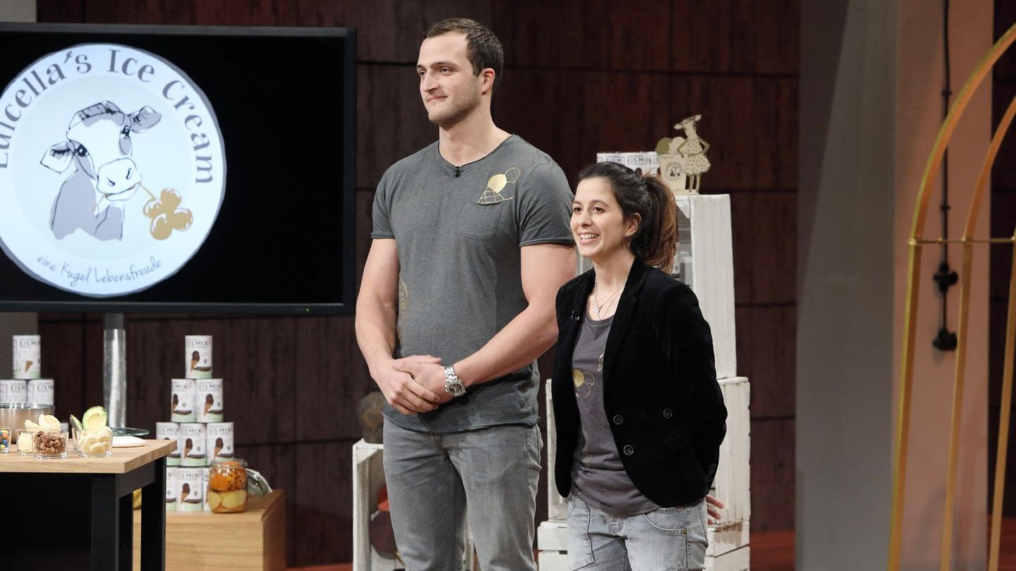 Von Porridge bis Parodont: Der ehemalige Weltklasseschwimmer Markus Deibler und die studierte Eis-Expertin Luisa Mentele verkaufen "Luicella's Ice Cream" nicht nur in ihrem Hamburger Laden, sondern auch als Eis-Mix zum Selbermachen für Zuhause: Seitdem Frank Thelen eingestiegen ist (120.000 Euro für 20 Prozent), wurde ein Umsatz von 2 Millionen Euro erwirtschaftet, die Zahl der belieferten Supermärkte stieg von 60 auf 4000. Mehr zu Luicella's hier "Luicella's Ice Cream": Die Gründer Markus Deibler (links) und Luisa Mentele wollen mit ihrem Eis national, am liebsten sogar international, bekannt werden.
