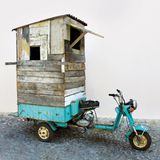 Weekend, Carlos No: Ein Last-Moped bietet Platz für ein kleines Häuschen.