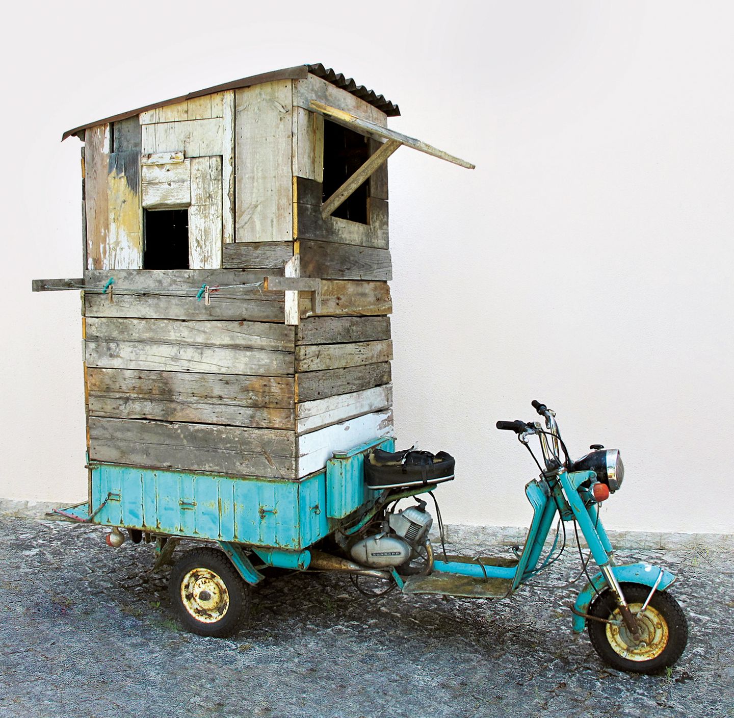 Weekend, Carlos No: Ein Last-Moped bietet Platz für ein kleines Häuschen.