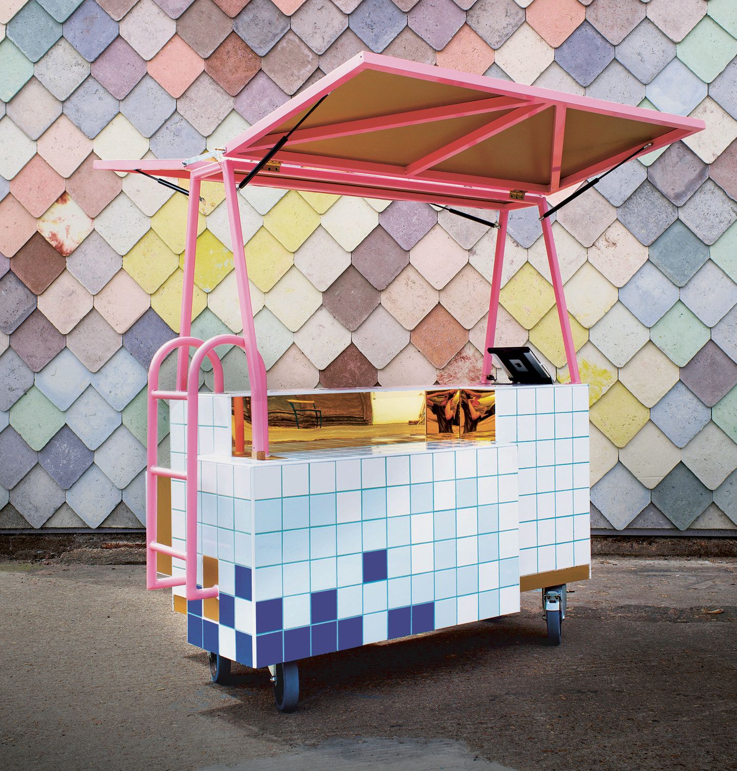 Mobile Shop, How About Studio: Dieser mobile Verkaufsthresen erinnert an einen Swimmingpool.