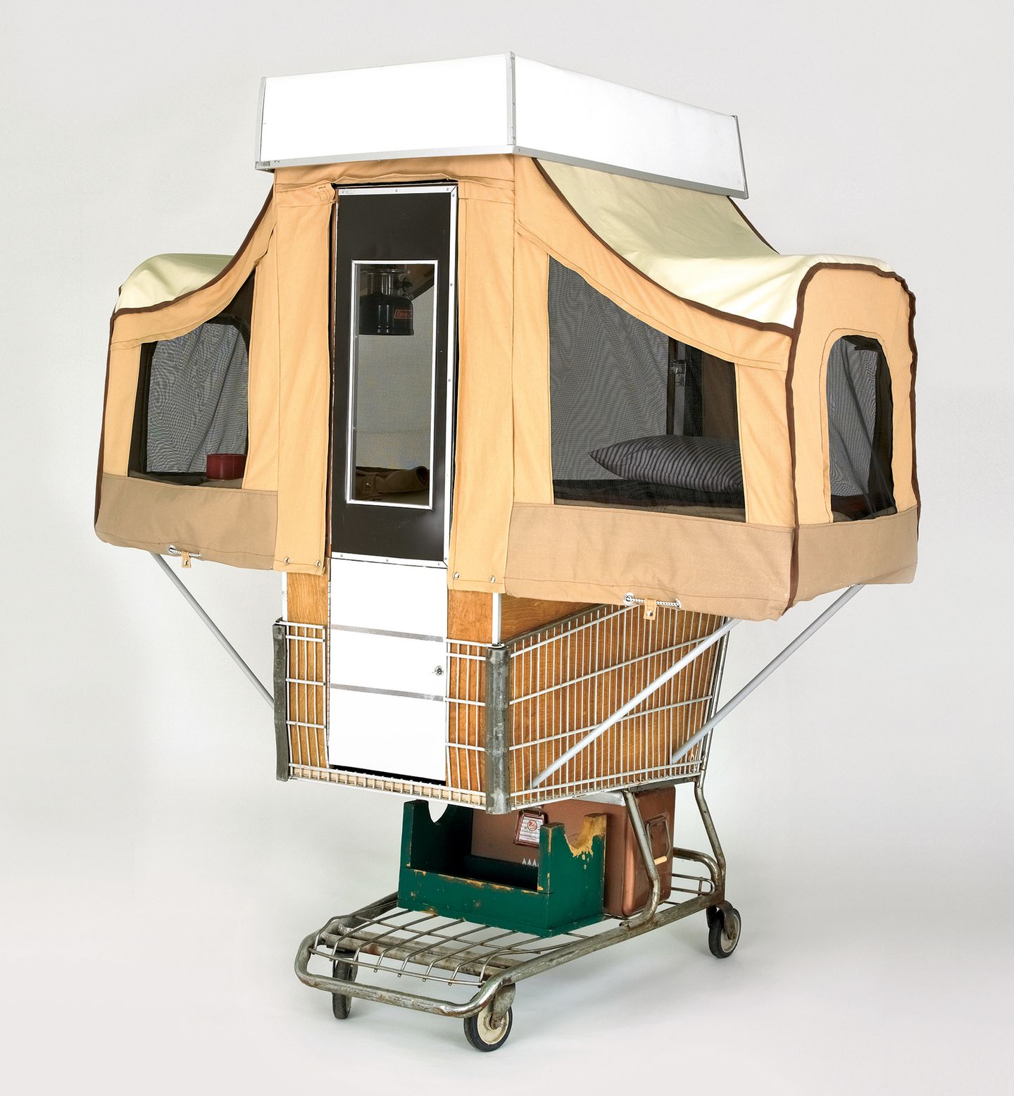 Camper Kart: Die kleine Holz-Box lässt sich zu einem Schlafplatz mit Stauraum entfalten. Für Obdachlose wäre das eine Alternative - wenn die Städte solche Behausungen dulden würden.