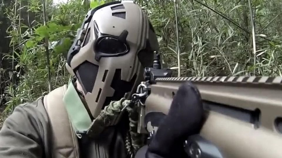 Britische Soldaten mit neuen Helmen Britische Soldaten mit neuen Helmen