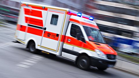 Für einen Einjährigen, der in der Hauseinfahrt seiner Eltern von einem Auto überrollt wurde, kam jede Hilfe zu spät (Symbolbild)