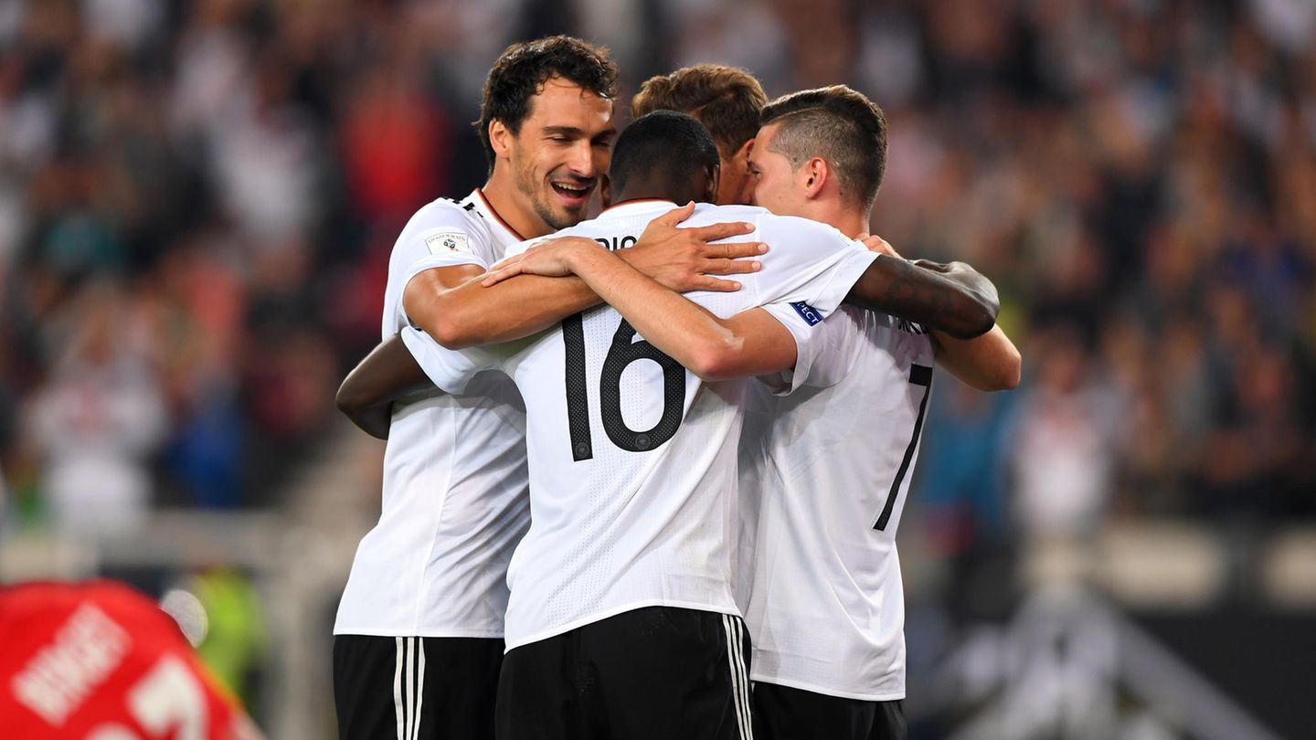 Vier Spieler der DFB-Elf stehen im Kreis und umarmen einander