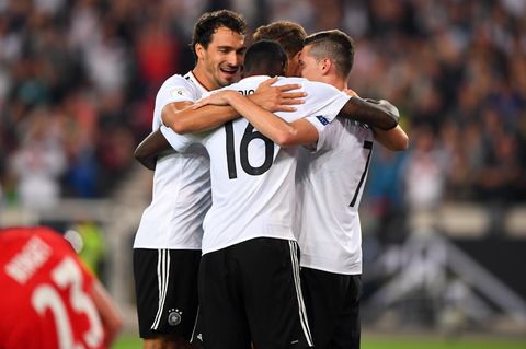 Vier Spieler der DFB-Elf stehen im Kreis und umarmen einander