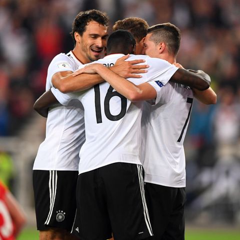 Vier Spieler der DFB-Elf stehen im Kreis und umarmen einander