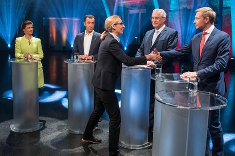 Fünfkampf der kleinen Parteien: Alice Weidel von der AfD begrüßt Christian Lindner von der FDP