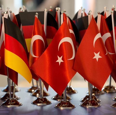Deutsche und türkische Fähnchen: Inhaftierte Deutsche wieder in Deutschland eingetroffen