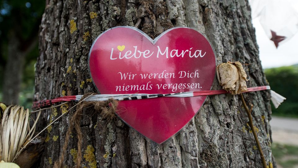 Herz mit Aufschrift Liebe Maria - Gedenkstätte für Vergewaltigungsopfer in Freiburg . Prozess beginnt