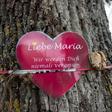 Herz mit Aufschrift Liebe Maria - Gedenkstätte für Vergewaltigungsopfer in Freiburg . Prozess beginnt