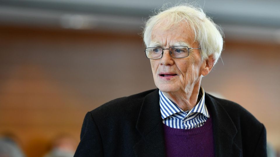 Der ehemalige RAF-Anwalt Hans-Christian Ströbele in einem Gericht in Karlsruhe