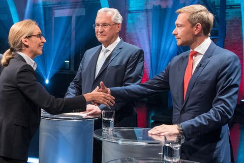 Alice Weidel (AfD) begrüßt Patrick Lindner (FDP)