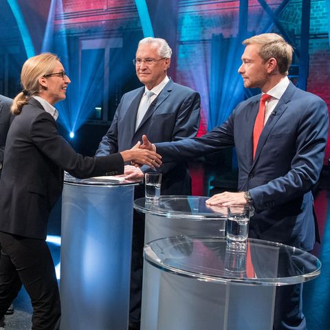 Alice Weidel (AfD) begrüßt Patrick Lindner (FDP)