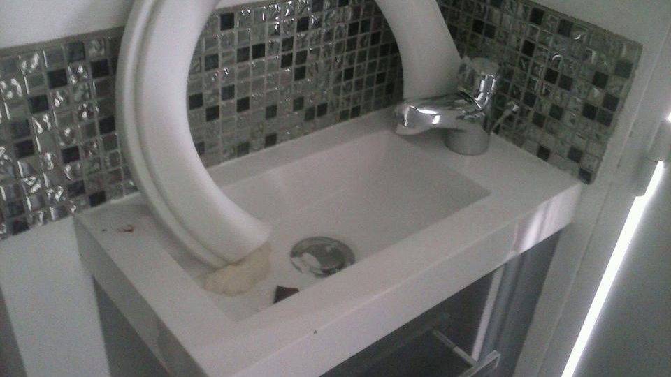 Die zerbrochene Klo-Brille liegt im Waschbecken.