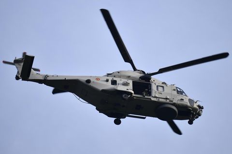 In Belgien ist ein Pilot während einer Flugschau aus diesem Hubschrauber gestürzt