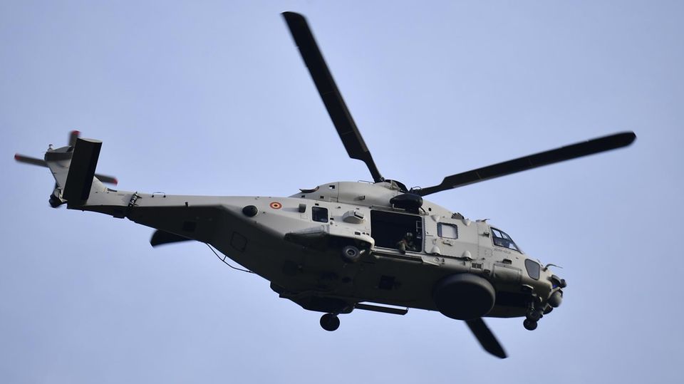 In Belgien ist ein Pilot während einer Flugschau aus diesem Hubschrauber gestürzt