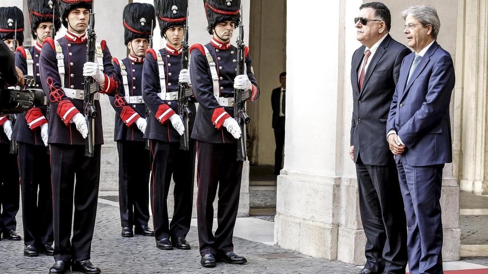 Fajis al-Sarradsch (l.), Premier der libyschen Einheitsregierung, wird vom italienischen Premier Paolo Gentiloni in Rom empfangen. Mit ihm verhandelt Europa über die Flüchtlingsfrage
