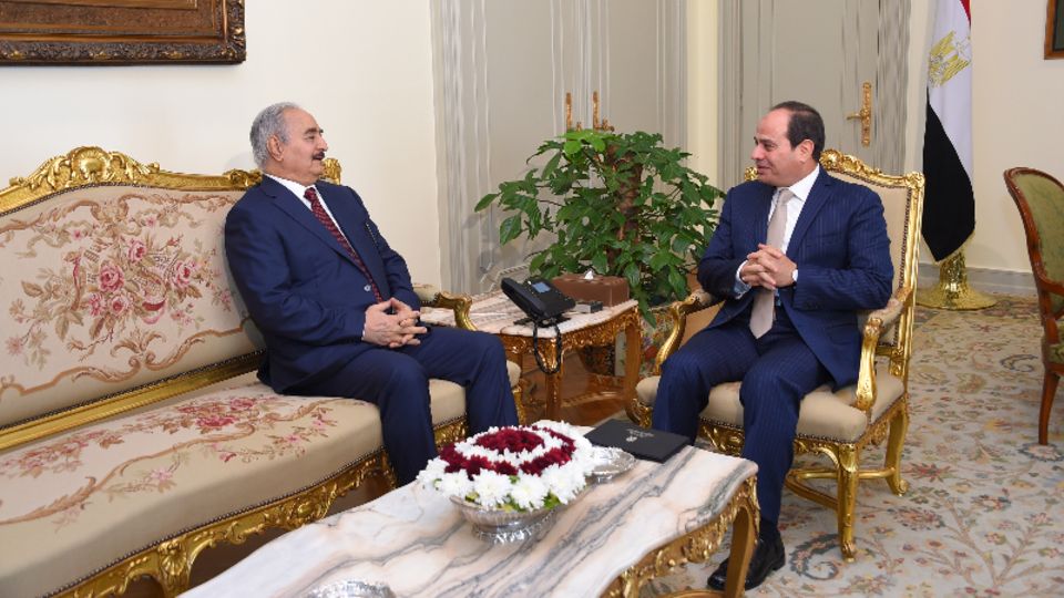 Einen großen Teil des Landes beherrscht General Chalifa Haftar (links). Hier bespricht er sich mit dem ägyptischen Präsidenten al-Sisi
