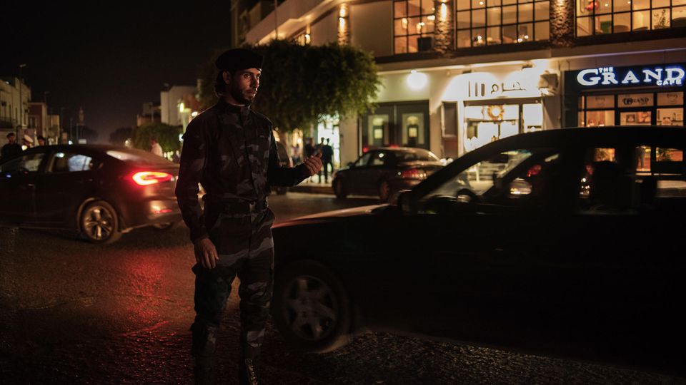Soldaten überprüfen Autofahrer im Zentrum von Tripolis. Außerhalb der Hauptstadt werden an illegalen Checkpoints oft Menschen entführt