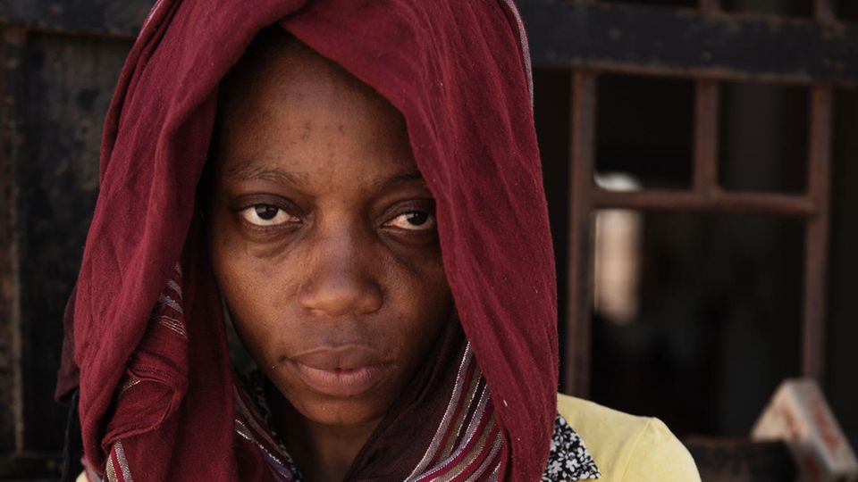 Bright, ein kleiner Junge, wurde vor einem Monat hinter Gittern geboren, seine Mutter starb. Die Nigerianerin Happiness sorgt für ihn. Doch im Gefängnis gibt es kein Milchpulver