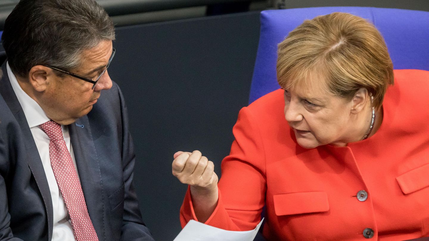 Sigmar Gabriel (SPD) und Angela Merkel (CDU) im Deutschen Bundestag