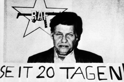 Der Gefangene Hanns Martin Schleyer hält ein Schild in den Händen. Darauf: "Seit 20 Tagen Gefangener der RAF"