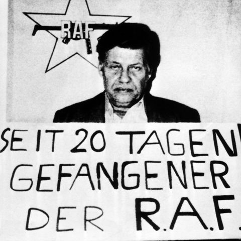 Der Gefangene Hanns Martin Schleyer hält ein Schild in den Händen. Darauf: "Seit 20 Tagen Gefangener der RAF"