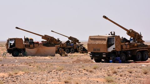 Motorisierte Artillerie der syrischen Armee beim Vorstoß durch die Wüste.