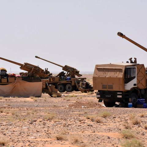 Motorisierte Artillerie der syrischen Armee beim Vorstoß durch die Wüste.