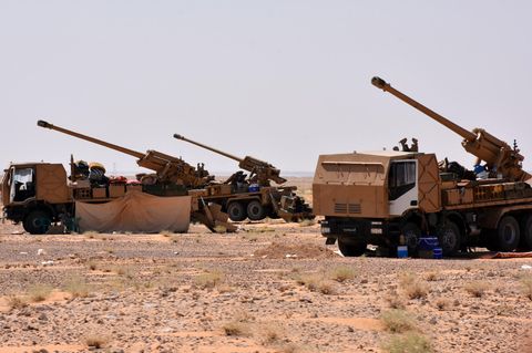 Motorisierte Artillerie der syrischen Armee beim Vorstoß durch die Wüste.