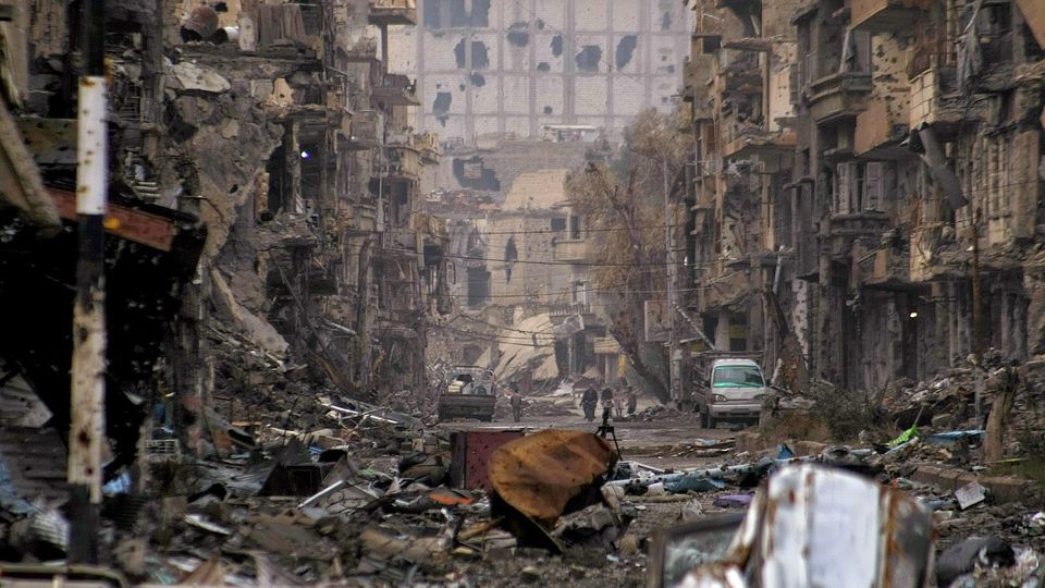 Syrien-Krieg: Die Stadt ist ein Trümmerfeld. Die Stadt ist ein Trümmerfeld.