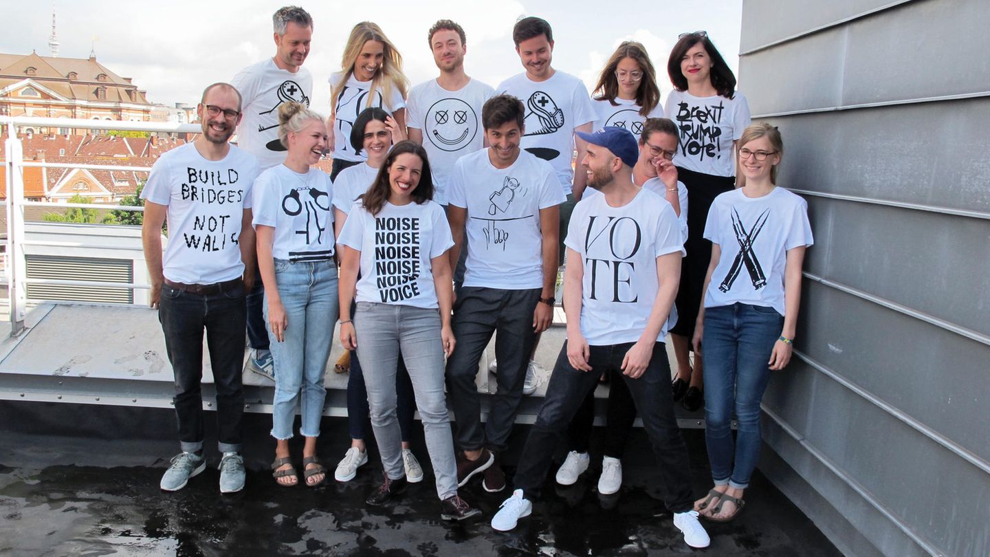 Die Neon-Redaktion in den T-Shirts, die verlost werden