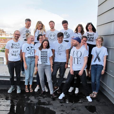 Die Neon-Redaktion in den T-Shirts, die verlost werden
