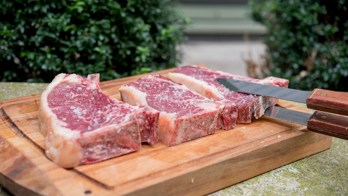 Wir haben uns fünf Dry-Aged-Club-Steaks, aus dem Mittelrücken geschnitten, vom Metzger unseres Vertrauens gekauft. Vor dem Grillen haben wir die Steaks gesalzen.