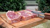 Wir haben uns fünf Dry-Aged-Club-Steaks, aus dem Mittelrücken geschnitten, vom Metzger unseres Vertrauens gekauft. Vor dem Grillen haben wir die Steaks gesalzen.