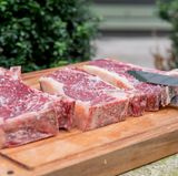 Wir haben uns fünf Dry-Aged-Club-Steaks, aus dem Mittelrücken geschnitten, vom Metzger unseres Vertrauens gekauft. Vor dem Grillen haben wir die Steaks gesalzen.