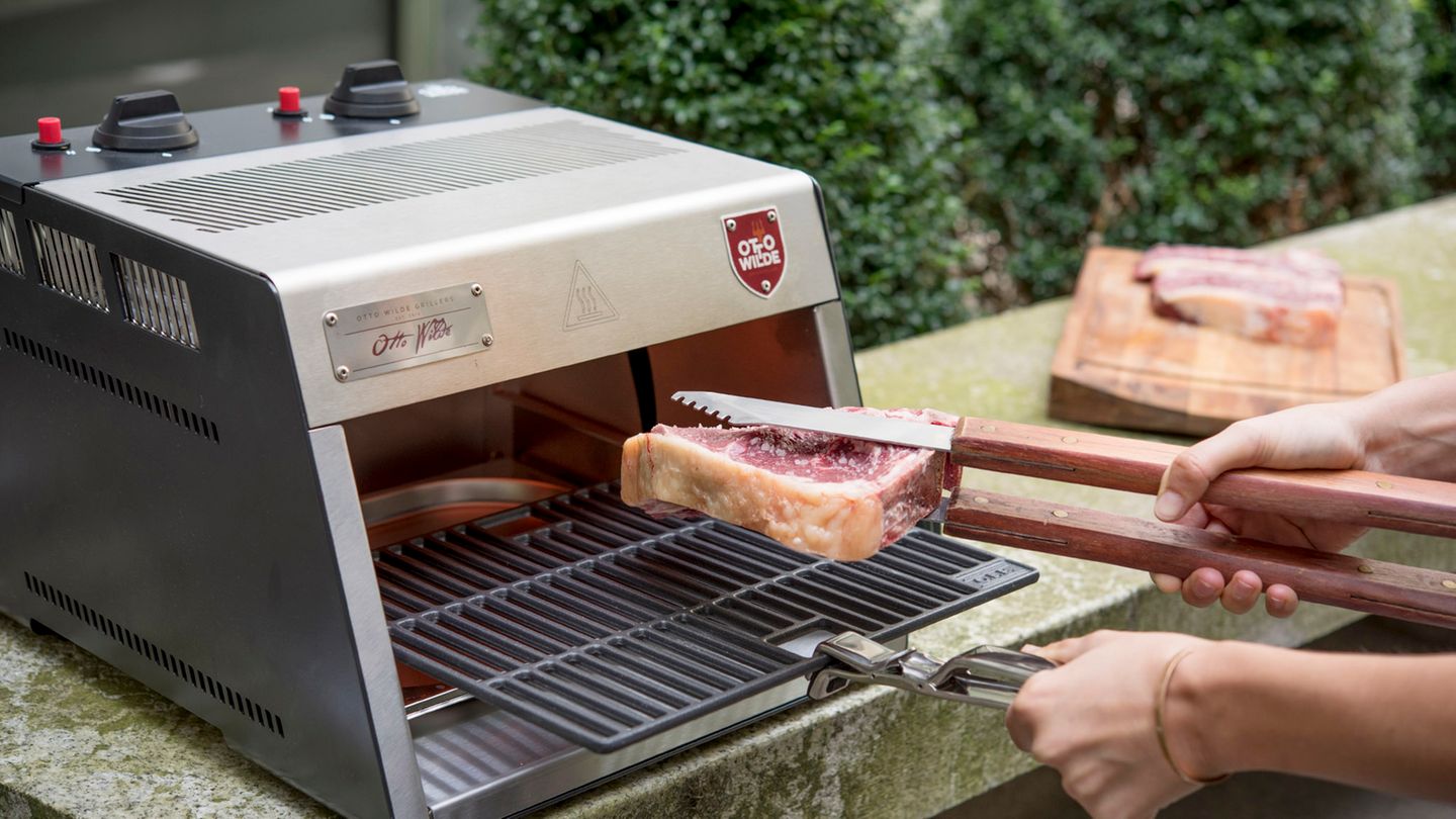 Der Grill muss drei Minuten aufheizen, dann kann das Steak auf den Rost.