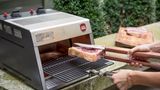 Der Grill muss drei Minuten aufheizen, dann kann das Steak auf den Rost.