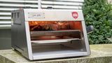 900 Grad für die eine Seite, 900 Grad für die andere Seite. Danach kann man per Hebel den Rost nach unten justieren. Das Steak kann jetzt gar ziehen.