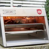 900 Grad für die eine Seite, 900 Grad für die andere Seite. Danach kann man per Hebel den Rost nach unten justieren. Das Steak kann jetzt gar ziehen.