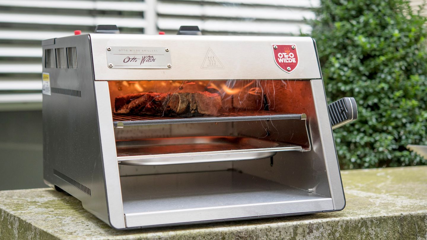 900 Grad für die eine Seite, 900 Grad für die andere Seite. Danach kann man per Hebel den Rost nach unten justieren. Das Steak kann jetzt gar ziehen.