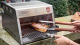 Die Flammen haben das Steak schön kross gebraten.